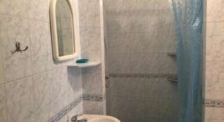 Гостевой дом Солнечный бриз Солнечногорское Трехместный номер с собственной ванной комнатой-2